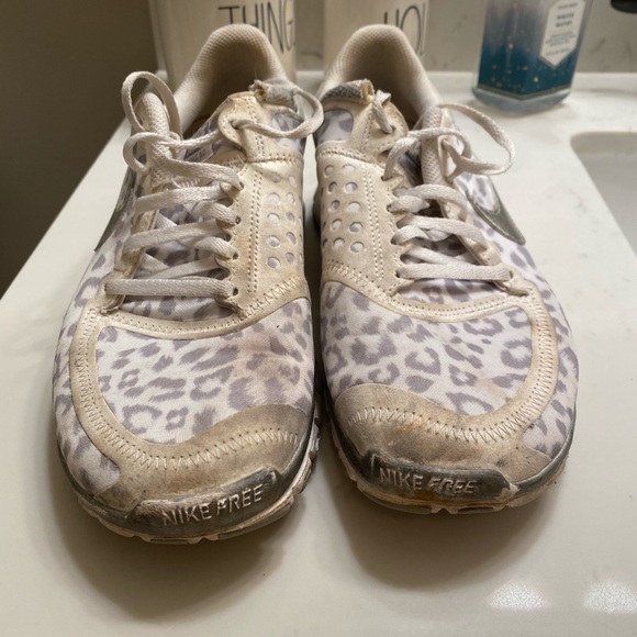 Women’s Nike Cheetah Print Running Shoes - Picture 2 of 7